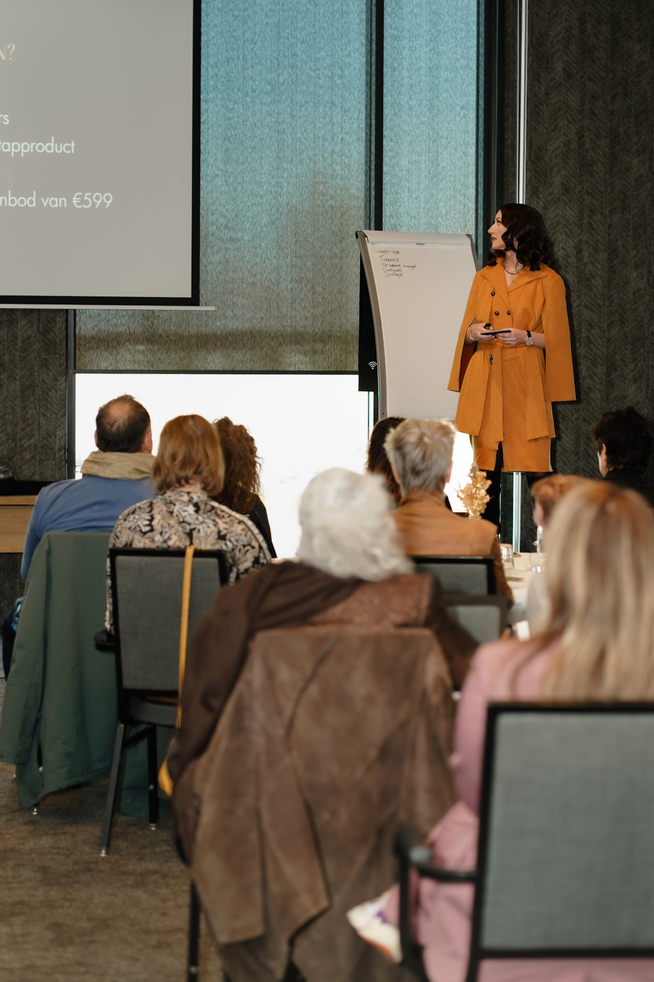 Een besloten zaal met ondernemers tijdens een live sessie van Naomi Beusink