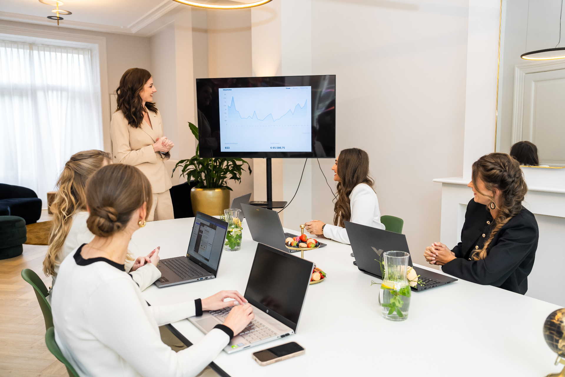 Naomi Beusink presenteert resultaten aan een groep ondernemers tijdens een live sessie